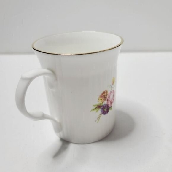 Vintage Royal Castle Fine Bone China England Pink Floral Bouquet Teacup - Picture 4 of 10
